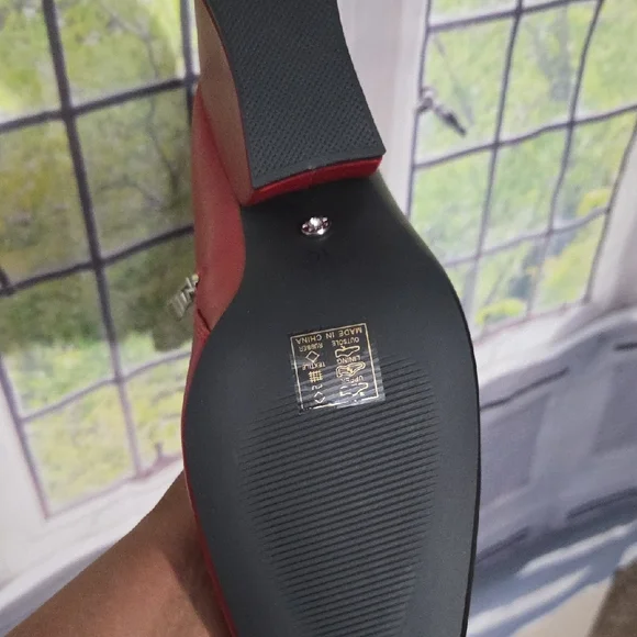 Elegant Two-Tone Heeled Boots - Picture 5 of 6